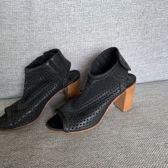 MIMOSA black leather heeled sandals. - Picture 3 of 7